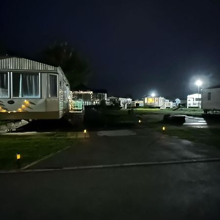 Tattershall Lakes Hot Tub Lodge Breaks Экстерьер фото