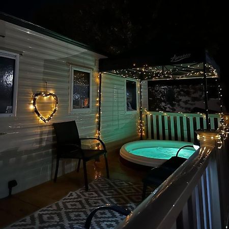 Tattershall Lakes Hot Tub Lodge Breaks Экстерьер фото