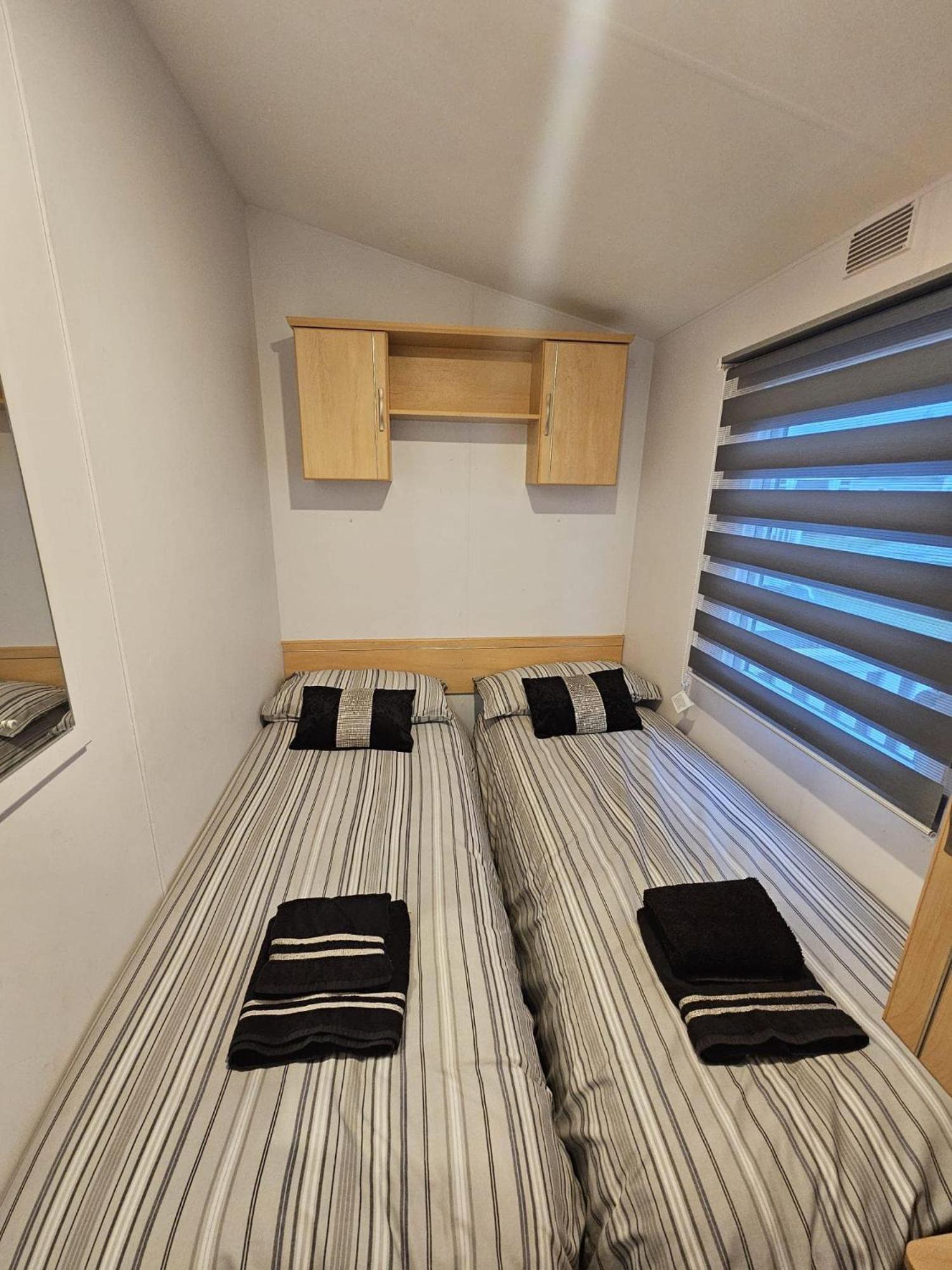 Tattershall Lakes Hot Tub Lodge Breaks Экстерьер фото