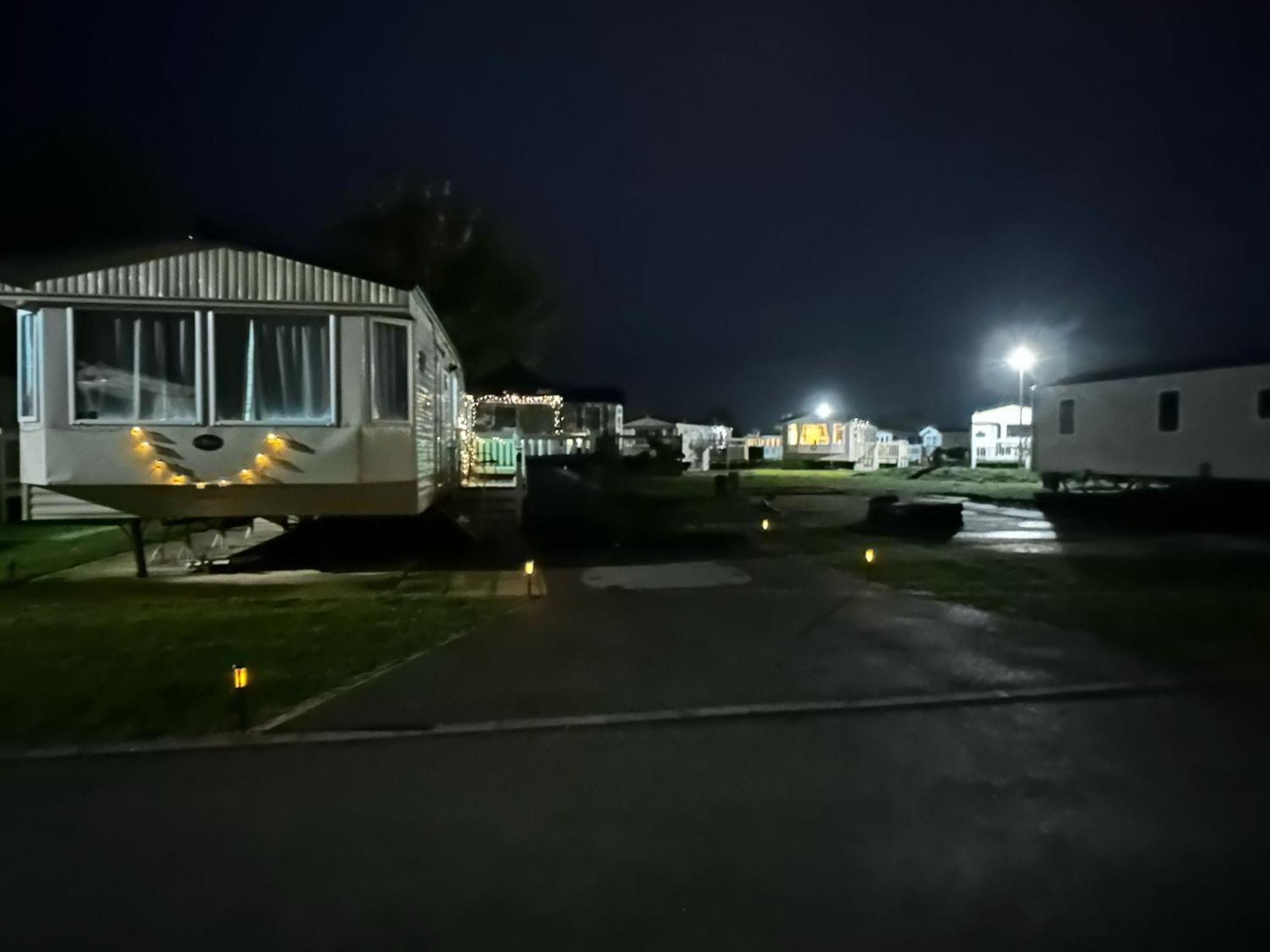 Tattershall Lakes Hot Tub Lodge Breaks Экстерьер фото
