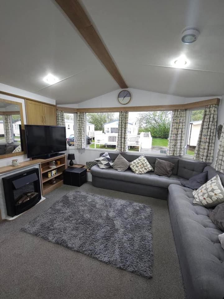 Tattershall Lakes Hot Tub Lodge Breaks Экстерьер фото